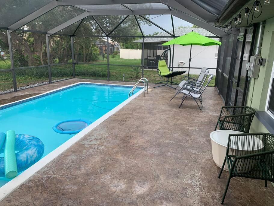 Groovy Getaway! Heated Pool! Something Different Villa Cape Coral Exterior photo