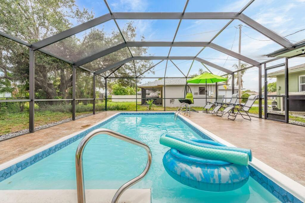 Groovy Getaway! Heated Pool! Something Different Villa Cape Coral Exterior photo