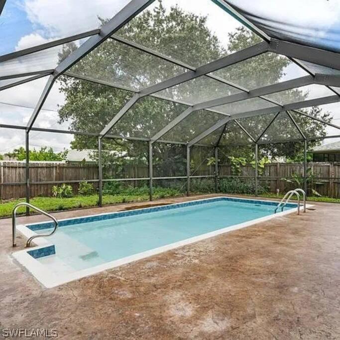 Groovy Getaway! Heated Pool! Something Different Villa Cape Coral Exterior photo