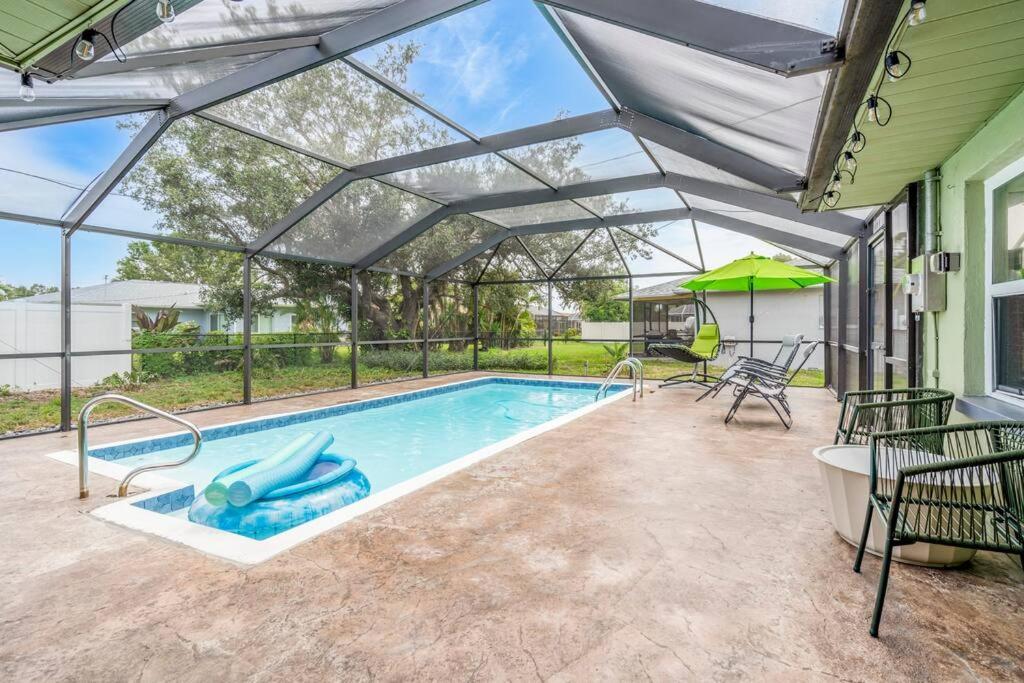 Groovy Getaway! Heated Pool! Something Different Villa Cape Coral Exterior photo