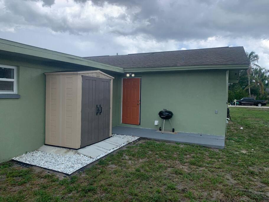 Groovy Getaway! Heated Pool! Something Different Villa Cape Coral Exterior photo