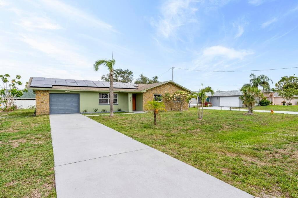 Groovy Getaway! Heated Pool! Something Different Villa Cape Coral Exterior photo