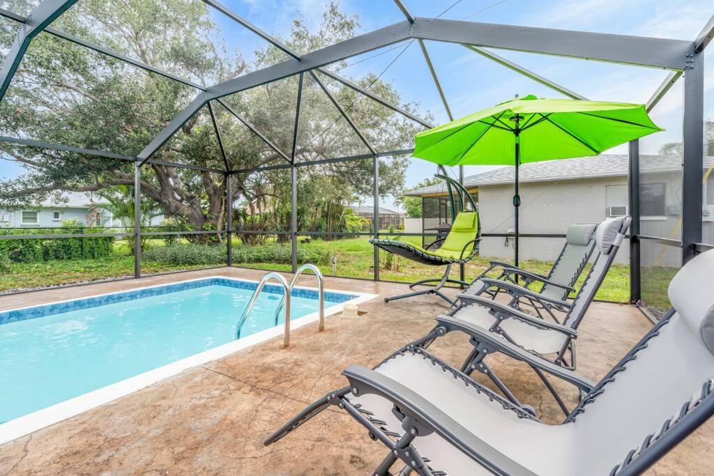 Groovy Getaway! Heated Pool! Something Different Villa Cape Coral Exterior photo