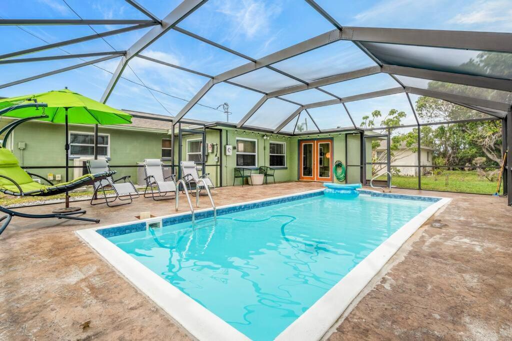 Groovy Getaway! Heated Pool! Something Different Villa Cape Coral Exterior photo